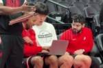 👀小吧在NBA杯现场捕捉到杨瀚森 他与助教交流已经不需要翻译啦